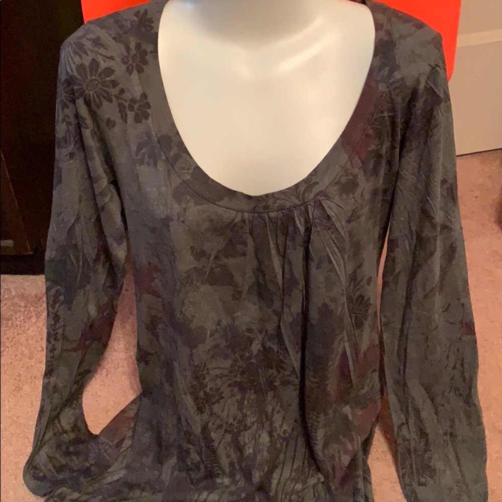 “DANDELION WHITE” TOP NEW. GRAY PURPLE FLORAL SZ L